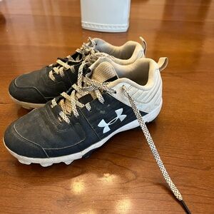 Under Armour boys baseball cleats